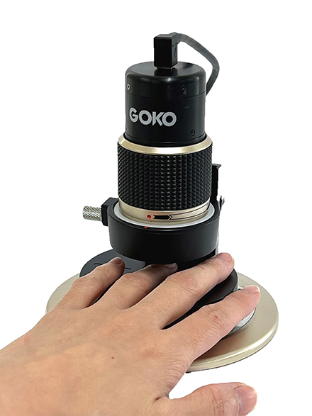 Capillary scope - Friendly design for easy finger placement