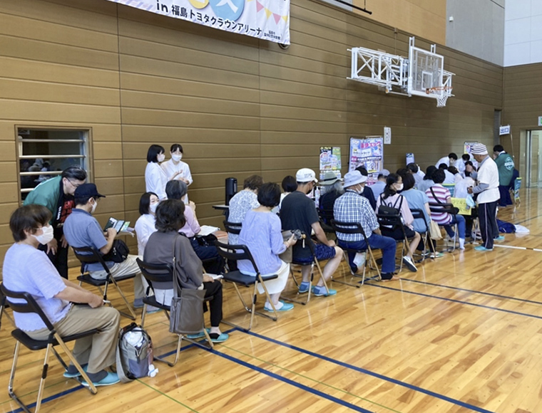 つながるフェス血流測定会イベントで順番を待つ多くのお客様 