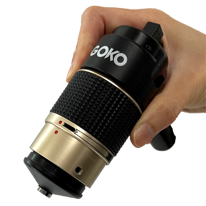 Adjust both focus and magnification with one hand