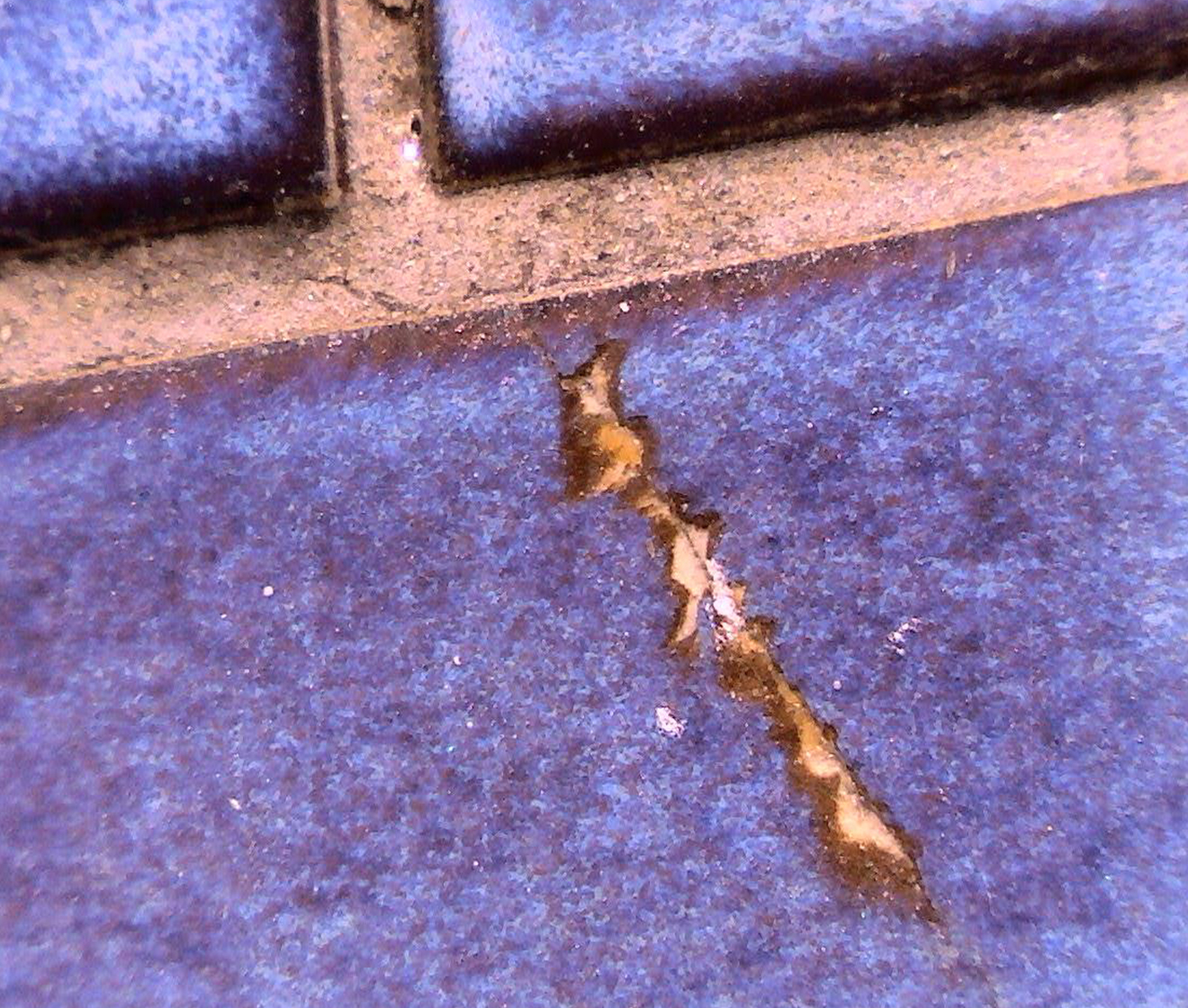 タイルの割れ拡大